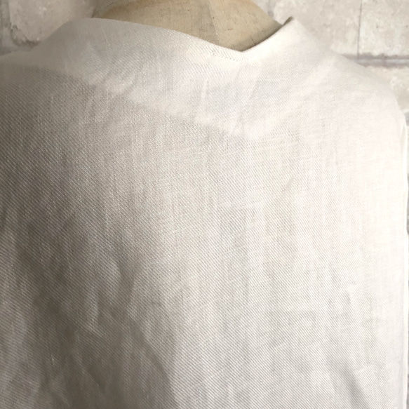 柔らか綾織フレンチリネン100%使用/ゆったりくるみボタンブラウス…(オフホワイト) 8枚目の画像
