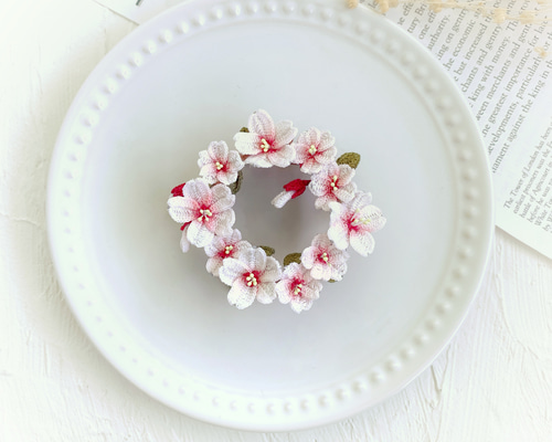 刺繍のお花のリースブローチ No.2 - メルカリ