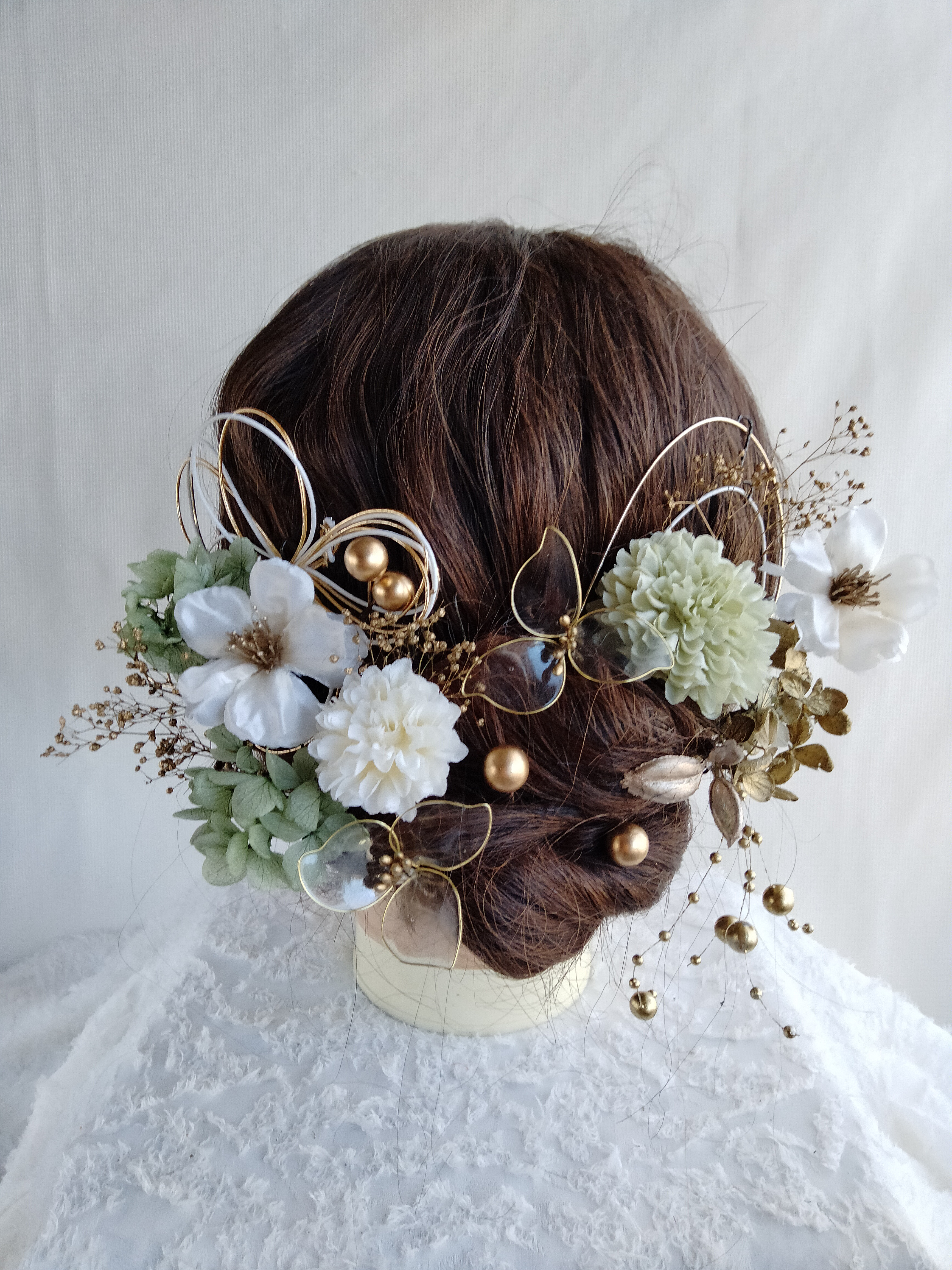 クリアフラワーと水引の林檎の花髪飾り　アメリカンフラワー　くすみグリーン　ゴールド　水引き　水引アレンジ　水引きアレンジ