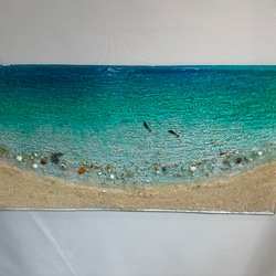 新色　壁掛け アートアクリルパネル エメラルドグリーンのビーチ  100×50 波打ち際のシェル　小魚達とペアドルフィン 6枚目の画像