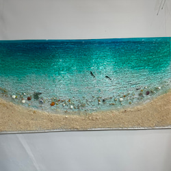 新色　壁掛け アートアクリルパネル エメラルドグリーンのビーチ  100×50 波打ち際のシェル　小魚達とペアドルフィン 7枚目の画像