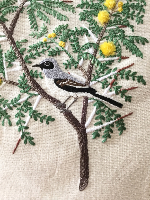 【受注制作】鳥とミモザの手刺繍トートバッグ 7枚目の画像