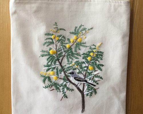 輝く高品質な 受注制作】鳥とミモザの手刺繍トートバッグ トートバッグ ハンドバッグ