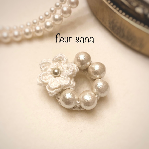 petit flower crochetとコットンパールのリングブローチ whiteモチーフ