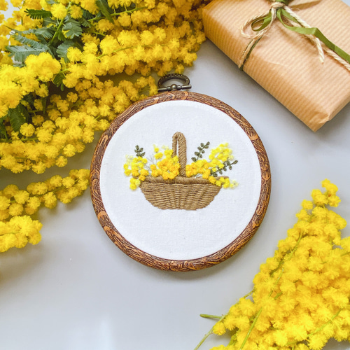 刺繍フレームと合わせたミモザがたっぷりのカゴ刺繍 タペストリー