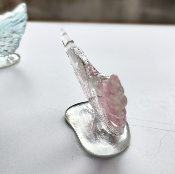 ガラスの翼のオブジェ　桜色　淡いピンクカラー　ガラス製　置き物　ガラス工芸　ラッキーシンボル 4枚目の画像