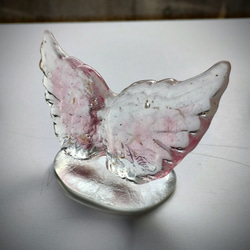 ガラスの翼のオブジェ　桜色　淡いピンクカラー　ガラス製　置き物　ガラス工芸　ラッキーシンボル 5枚目の画像
