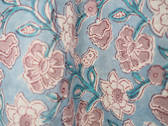 春待ちブラウス　ハンドブロックプリント　インド綿　 お袖の形が選べる　　ライトブルーホワイトグレーフラワー 7枚目の画像