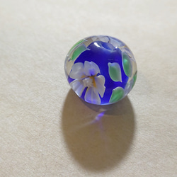とんぼ玉(青ベース、白いお花) 3枚目の画像