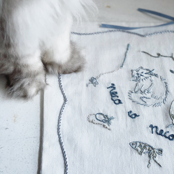｛刺繍キット｝猫たちの青リボンミニクロス 1枚目の画像