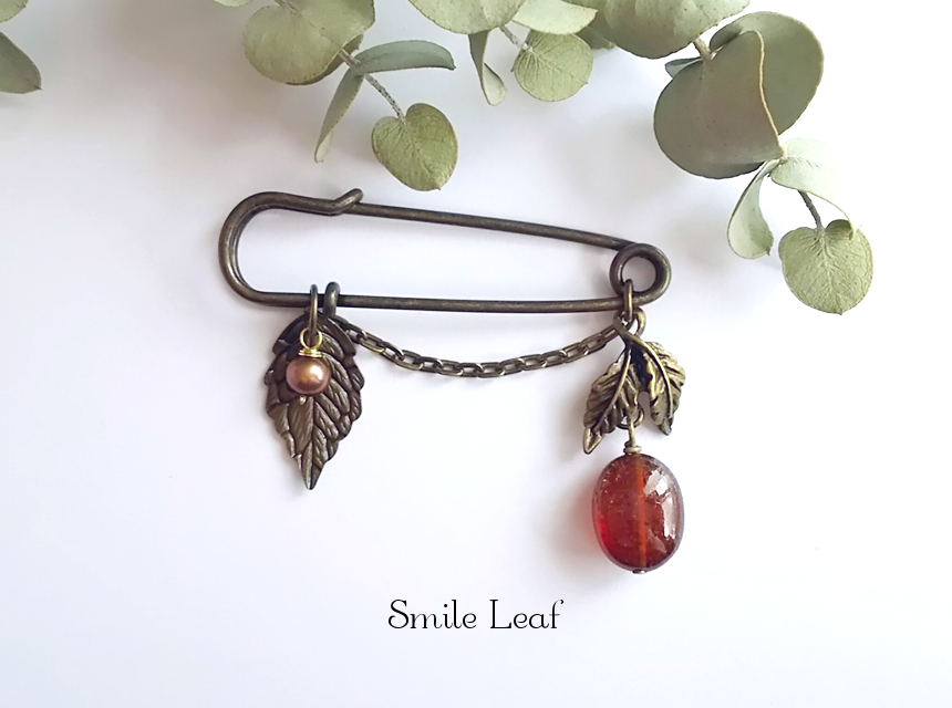 ヘソナイトガーネットと淡水パールのアンティーク風ブローチ