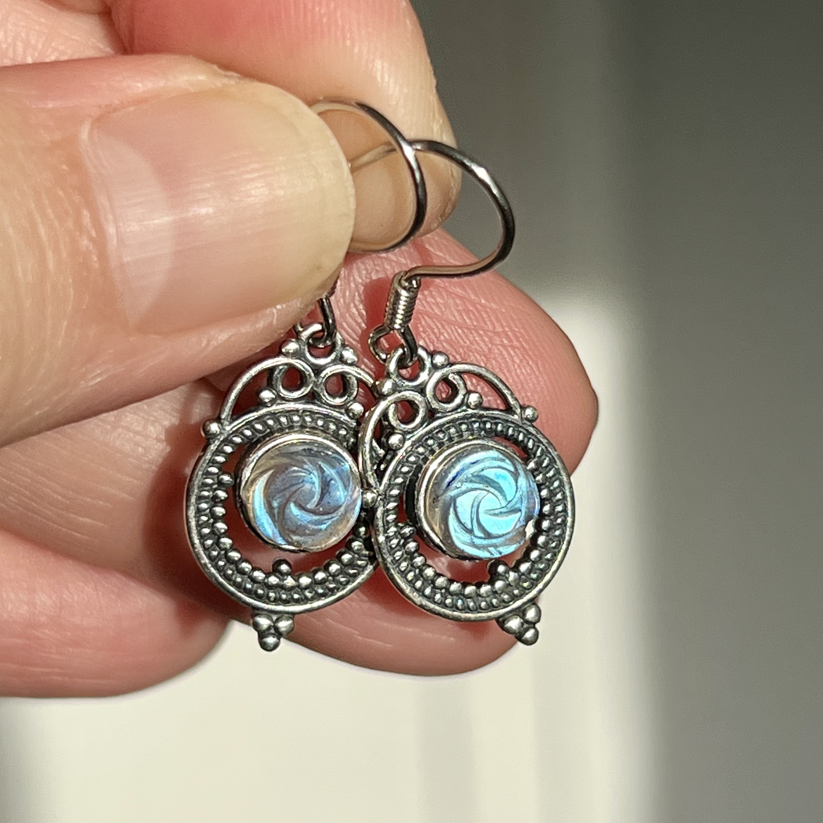 イギリス発送　トップグレード　天然ロイヤルブルー　ラブラドライト 薔薇ピアス  上品　一期一会　バラ