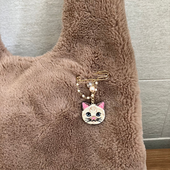 猫さん刺繍とループパールのピンブローチ✩.*˚ 5枚目の画像