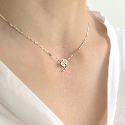 小さな四つ葉のクローバーのネックレス ネックレス・ペンダント