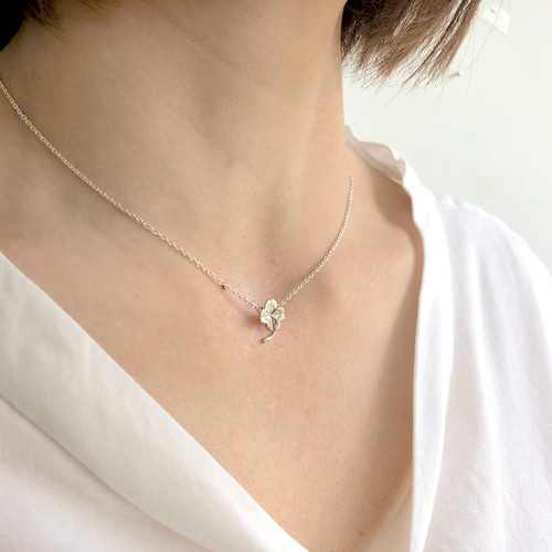 小さな四つ葉のクローバーのネックレス ネックレス・ペンダント