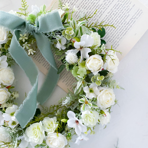 ホワイト＆グリーンのフラワーリース　造花　アーティフィシャルフラワー ホワイト＆グリーンのフラワーリース造花アーティフィシャルフラワー