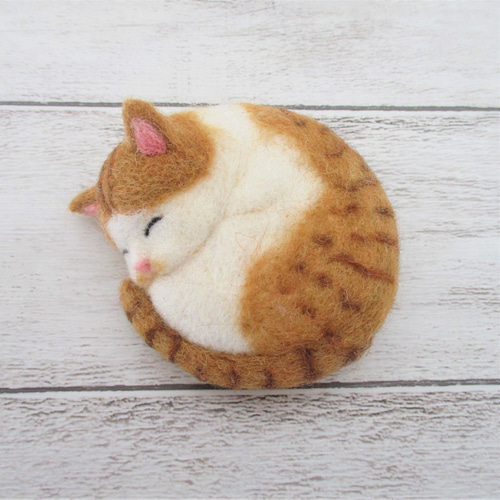 羊毛フェルト まる猫（茶白）座布団付き 羊毛フェルト はる 通販