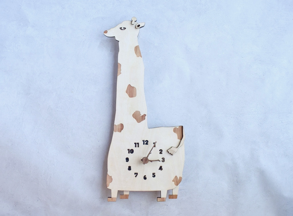 地平線の落日を見つめるキリン レギュラーサイズ 時計 木製 掛け時計