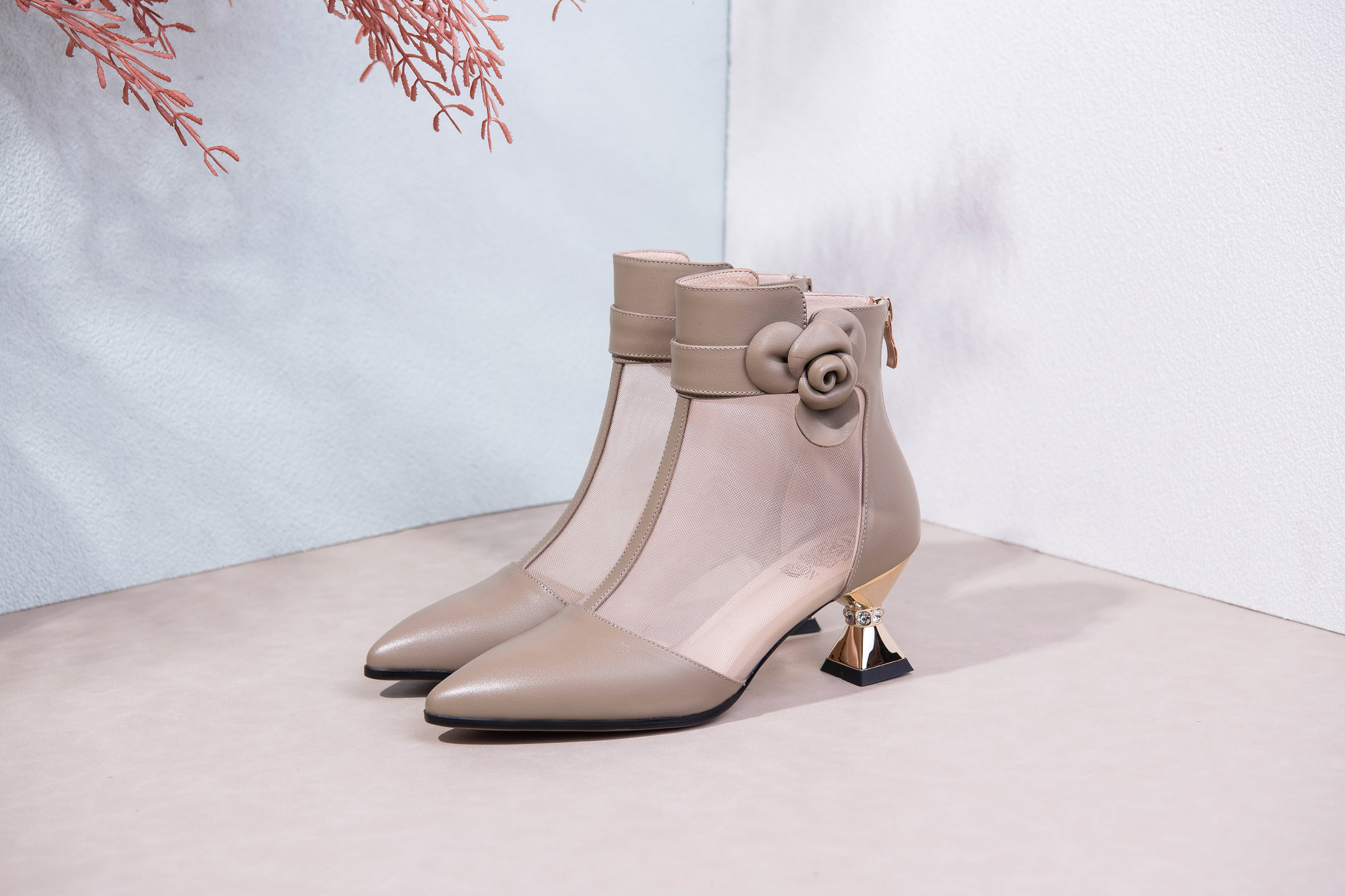 ポインテッドトゥハラコレザーメッシュシースルー涼しげな夏用サイド花付きショートブーツ筒丈10.5cm全2色