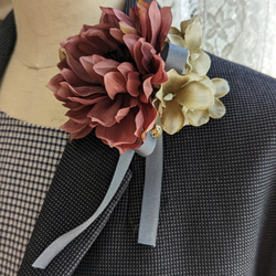 包裹♡胸花與塵土飛揚的紫紅色海葵與灰色繡球花法式絲帶入學儀式畢業典禮 第4張的照片