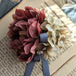 包裹♡胸花與塵土飛揚的紫紅色海葵與灰色繡球花法式絲帶入學儀式畢業典禮 第3張的照片