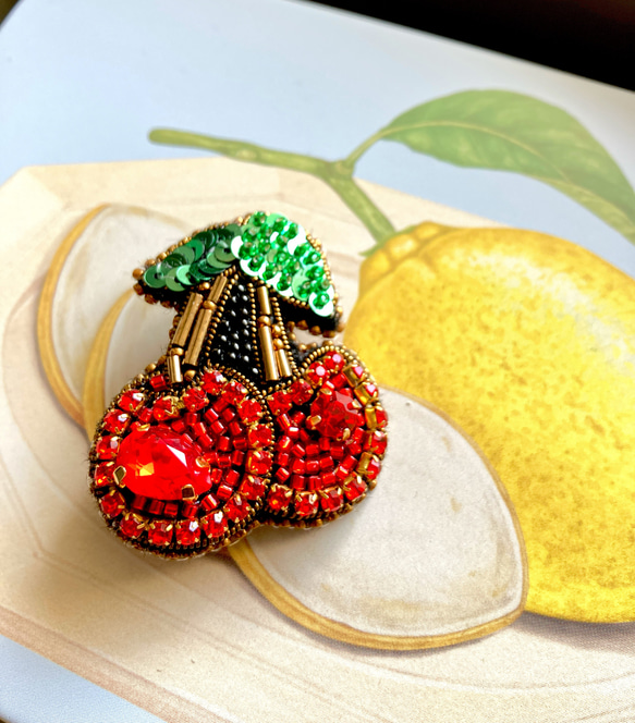 ビーズ刺繍ブローチ チェリー さくらんぼ 春 アンティークゴールド 