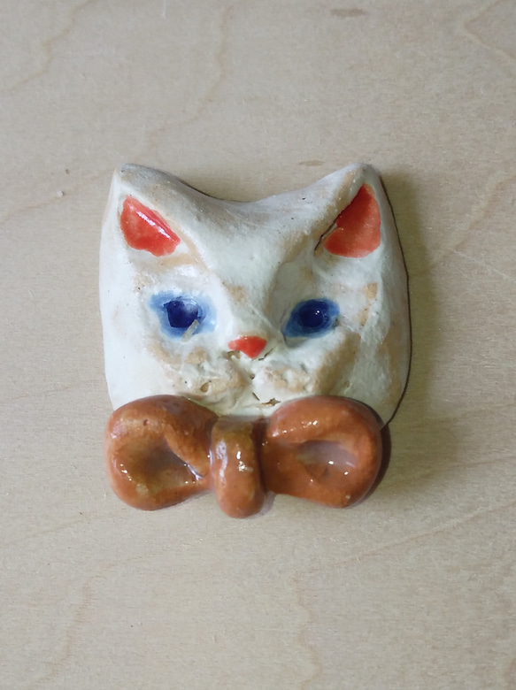 陶器　やきもの　一点もの「瑠璃色瞳の猫・オレンジリボン」　小物　メルヘン　１個　 1枚目の画像