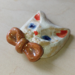 陶器　やきもの　一点もの「瑠璃色瞳の猫・オレンジリボン」　小物　メルヘン　１個　 2枚目の画像