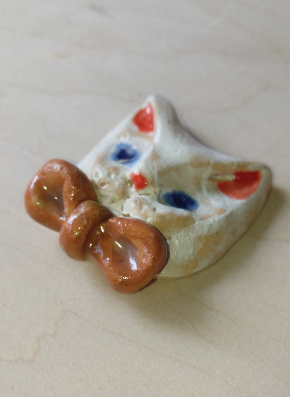 陶器　やきもの　一点もの「瑠璃色瞳の猫・オレンジリボン」　小物　メルヘン　１個　 2枚目の画像