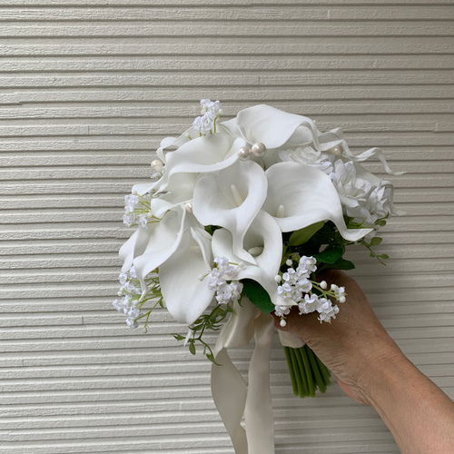 カラーとかすみ草のクラッチブーケ(再販)(ブートニア付 カラーとかすみ草のクラッチブーケ(再販)(ブートニア付
