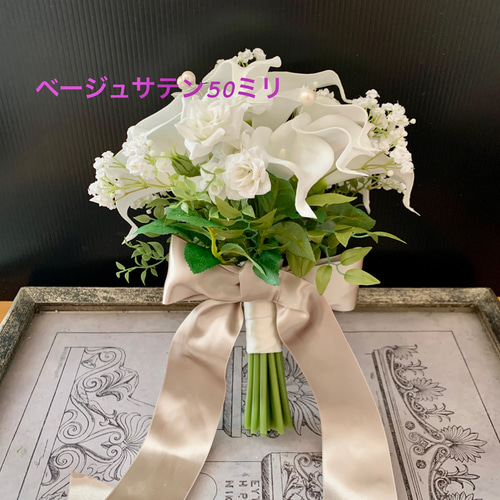 かすみ草☆マグノリアのクラッチブーケ☆ブートニア、髪飾り付き かすみ草とマグノリアのクラッチブーケ☆ブートニア、髪飾り付き