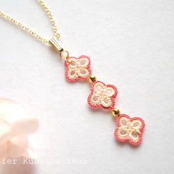 タティングレースの小花の三連ペンダント〈桜〉 3枚目の画像