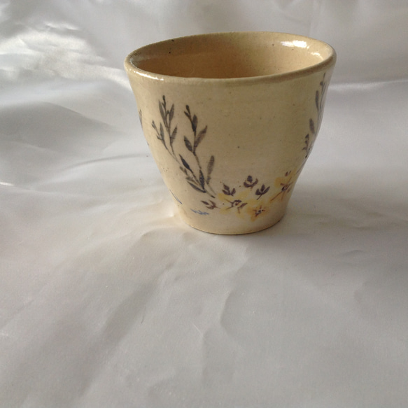 陶器　やきもの　一点もの「草花のカップ」　 2枚目の画像