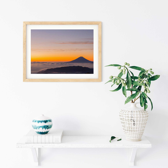 シルエットが美しい雲海の富士山、オレンジ色の夕焼けのポスター 3枚目の画像