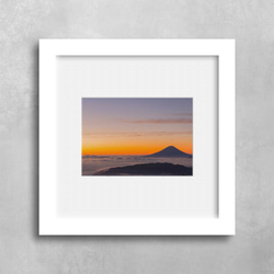 シルエットが美しい雲海の富士山、オレンジ色の夕焼けのポスター 2枚目の画像
