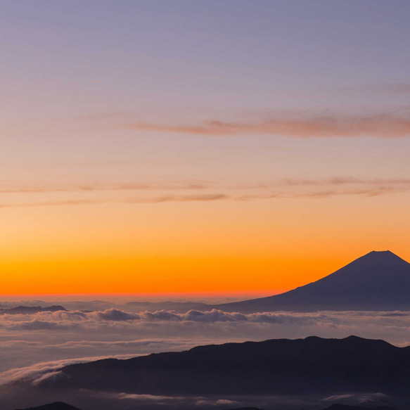 シルエットが美しい雲海の富士山、オレンジ色の夕焼けのポスター 5枚目の画像
