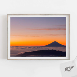 シルエットが美しい雲海の富士山、オレンジ色の夕焼けのポスター 1枚目の画像