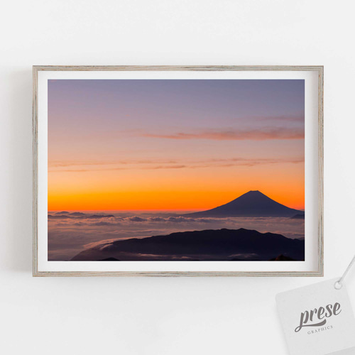 シルエットが美しい雲海の富士山、オレンジ色の夕焼けのポスター 写真 