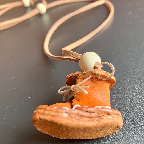 革紐ネックレス/革ネックレス/本物みたいなちっちゃな革ブーツ（アロマ