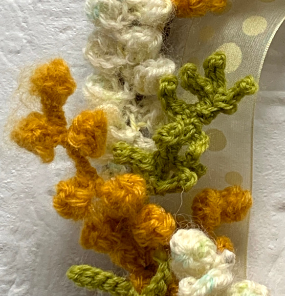 手編み・ミモザ&うさぎのリース、かぎ針編み 5枚目の画像