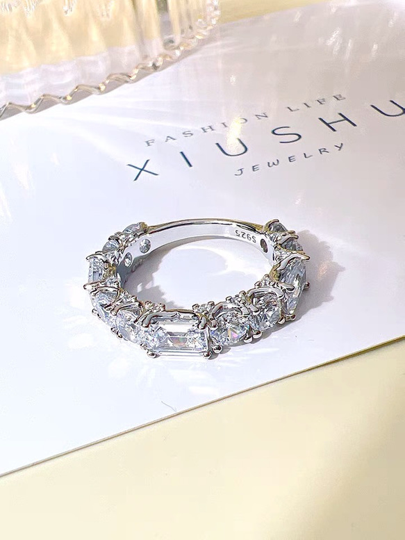 ハーフエタニティリング ホワイト 白 高炭素ダイヤモンド キラキラ ゴージャス ラグジュアリー 指輪 シンプル 普段使い 2枚目の画像