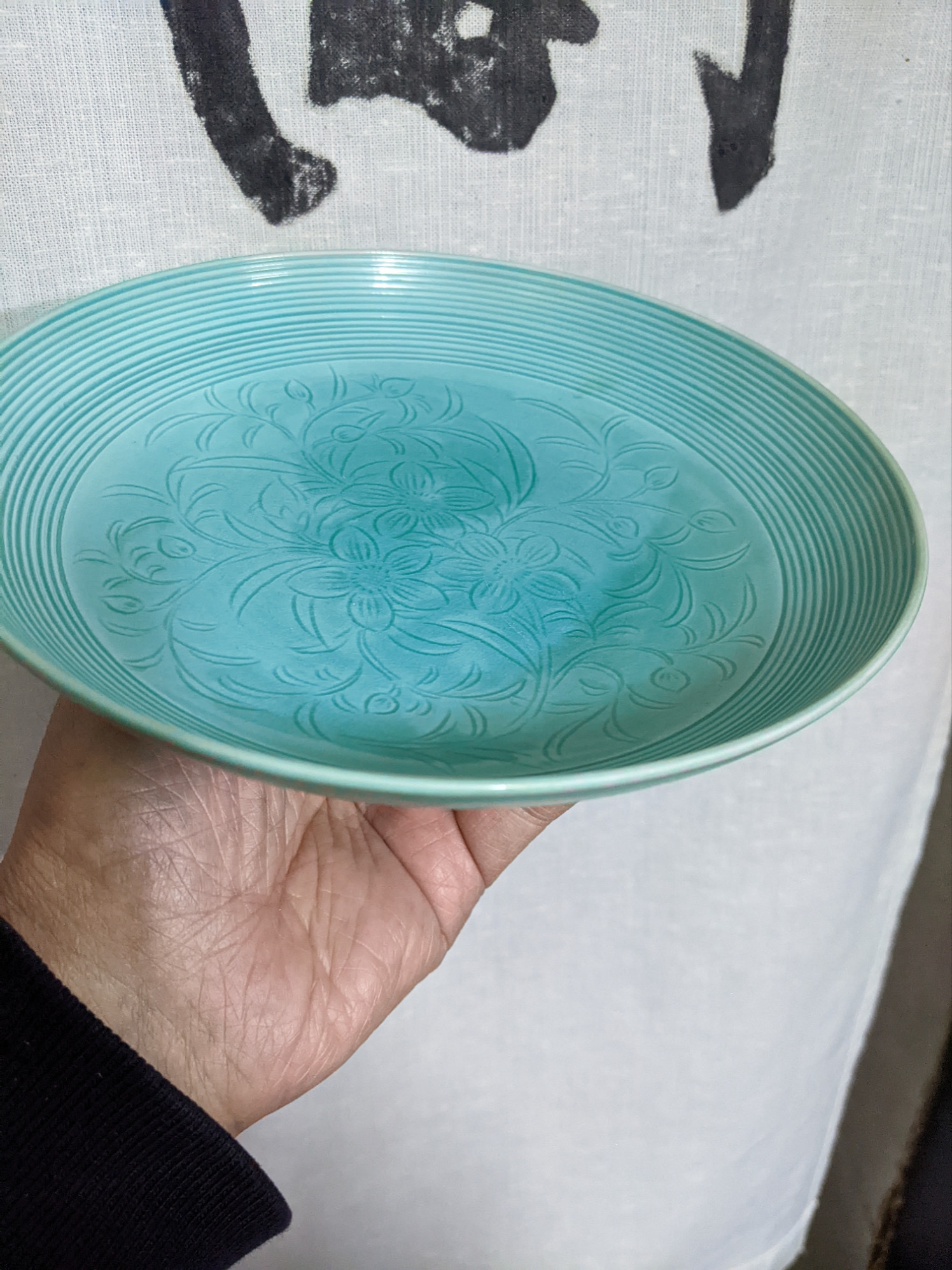 浅葱交跡花彫り文六寸皿 4,250円