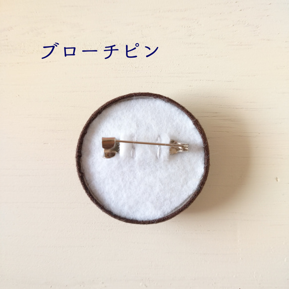 ビオラ　春爛漫 刺繍 くるみボタン　【ブローチ／ヘアゴム】 8枚目の画像