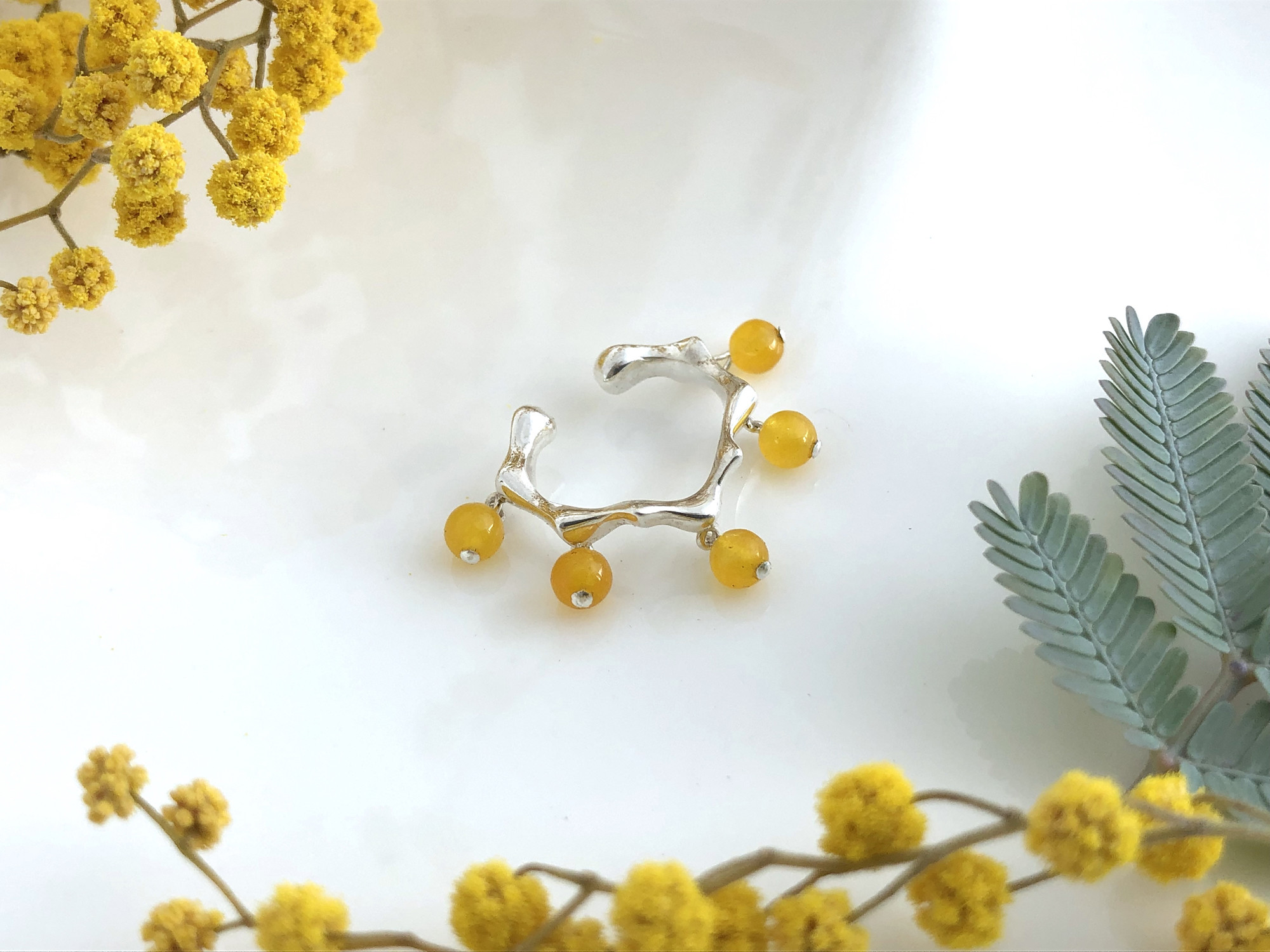 イエローアゲートの揺れるミモザのイヤーカフ