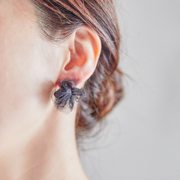 黑色｜大花朵形狀蓬蓬褶邊｜耳環/耳環 第3張的照片