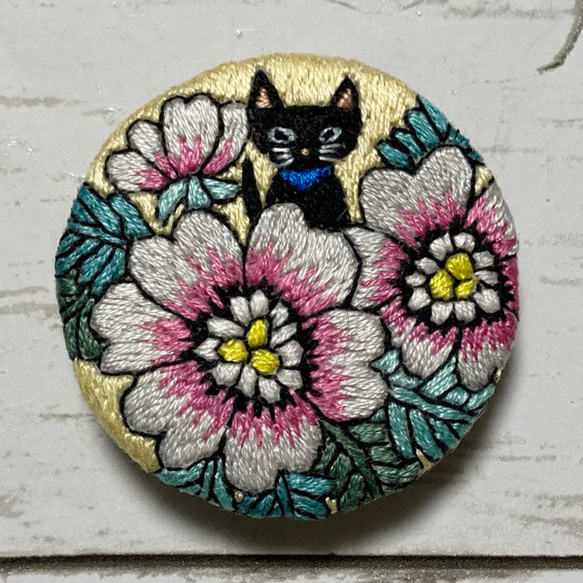 手刺繍オリジナルブローチ＊花から黒猫 1枚目の画像