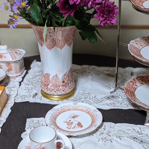 赤絵細描のデミタスカップとケーキ皿のセットです。素敵なティータイム