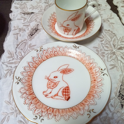 赤絵細描のデミタスカップとケーキ皿のセットです。素敵なティータイム