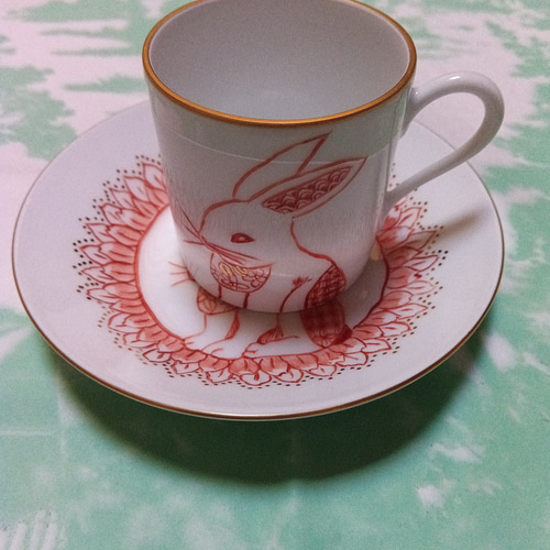 赤絵細描のデミタスカップとケーキ皿のセットです。素敵なティータイム