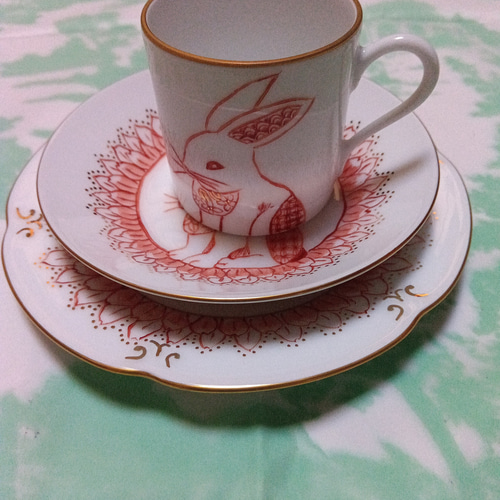 【激レア！】Pusha T 公式タペストリー ビンテージ 美品 赤絵細描のデミタスカップとケーキ皿のセットです。素敵なティータイム